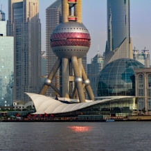 Vue rapprochée du quartier Pudong depuis le Bund, avec la partie inférieure de la tour de télévision « La Perle de l’Orient »