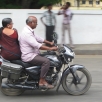 Couple à la moto, en ville